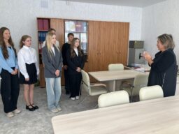 В нашей гимназии прошёл День дублёра — традиционное мероприятие, которое позволяет старшеклассникам временно стать на место учителей и почувствовать на себе все прелести и сложности педагогической профессии. В этот день учителя могли немного отдохнуть,а ученики — погрузиться в мир образования с новой стороны!