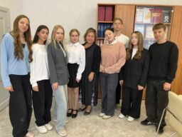 В нашей гимназии прошёл День дублёра — традиционное мероприятие, которое позволяет старшеклассникам временно стать на место учителей и почувствовать на себе все прелести и сложности педагогической профессии. В этот день учителя могли немного отдохнуть,а ученики — погрузиться в мир образования с новой стороны!