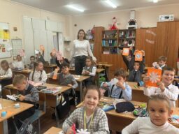 В нашей гимназии прошёл День дублёра — традиционное мероприятие, которое позволяет старшеклассникам временно стать на место учителей и почувствовать на себе все прелести и сложности педагогической профессии. В этот день учителя могли немного отдохнуть,а ученики — погрузиться в мир образования с новой стороны!