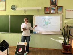 Уроки в начальной школе стали настоящим испытанием для наших дублёров! Прозвенел звонок, и вместо привычных учителей у доски стояли наши министры.