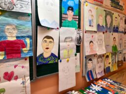 В 3Г и 2Г классах прошел яркий концерт «Посвящается дню папы». Юные артисты читали стихи, пели песни , дарили подарки сделанные своими руками , чтобы сказать своим папам самые главные слова благодарности.