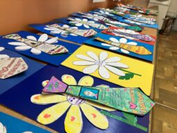 В 3Г и 2Г классах прошел яркий концерт «Посвящается дню папы». Юные артисты читали стихи, пели песни , дарили подарки сделанные своими руками , чтобы сказать своим папам самые главные слова благодарности.