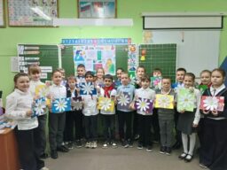 В 3Г и 2Г классах прошел яркий концерт «Посвящается дню папы». Юные артисты читали стихи, пели песни , дарили подарки сделанные своими руками , чтобы сказать своим папам самые главные слова благодарности.