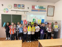 В 3Г и 2Г классах прошел яркий концерт «Посвящается дню папы». Юные артисты читали стихи, пели песни , дарили подарки сделанные своими руками , чтобы сказать своим папам самые главные слова благодарности.