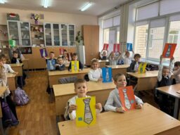 В 3Г и 2Г классах прошел яркий концерт «Посвящается дню папы». Юные артисты читали стихи, пели песни , дарили подарки сделанные своими руками , чтобы сказать своим папам самые главные слова благодарности.