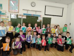 В 3Г и 2Г классах прошел яркий концерт «Посвящается дню папы». Юные артисты читали стихи, пели песни , дарили подарки сделанные своими руками , чтобы сказать своим папам самые главные слова благодарности.