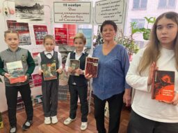 Библиотекарь Зоя Кузьминична с учащимися нашей Гимназии